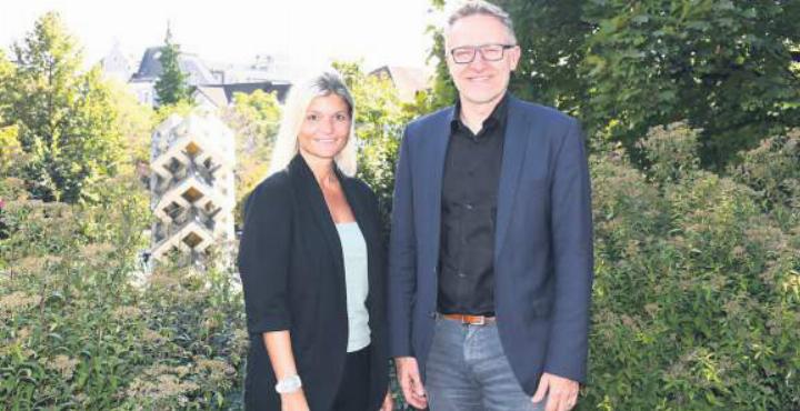 Freundliches Gesicht zur schwierigen Ausgangslage: Finanzministerin Denise Strasser und Gemeindeammann Arsène Perroud präsentieren ein ausgeglichenes Budget mit der längst bekannten Steuerfusserhöhung.
Bild: Daniel Marti