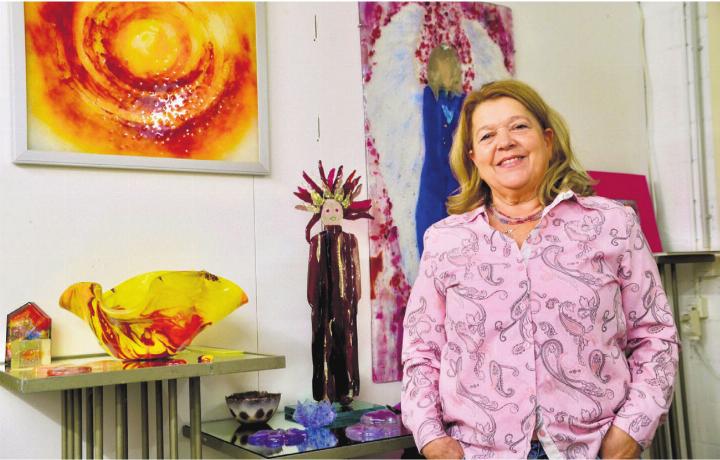 Erika Vollenweider bietet in ihrem Atelier Einblick in die Vielfalt ihrer Glaskunst. Bilder: Thomas Stöckli