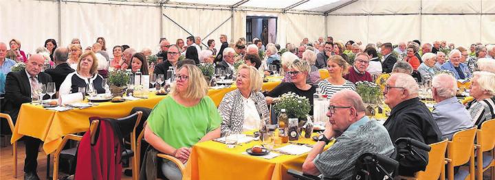 Gemütliches Beisammensein zum grossen Jubiläum. Heimbewohner, Offizielle, Mitarbeiter und Gäste feierten das Bremgarter Alterszentrum und dessen wichtige Bedeutung. Bilder: Walter Minder