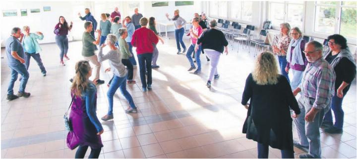 Die Mitglieder des Regi-Chors wirbelten quer durch den Roos-Saal. Bild: zg Die Mitglieder des Regi-Chors wirbelten quer durch den Roos-Saal. Bild: zg