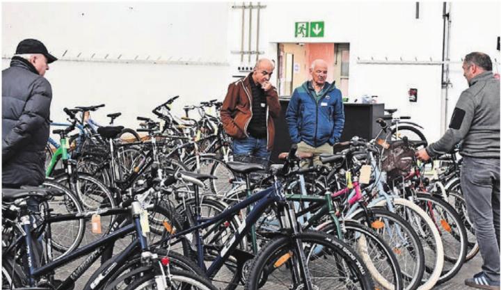 Gelungene Premiere von Pro Velo Region Wohlen: Die Auswahl war vielfältig und das Interesse an den Velos war gross. Bild: dm