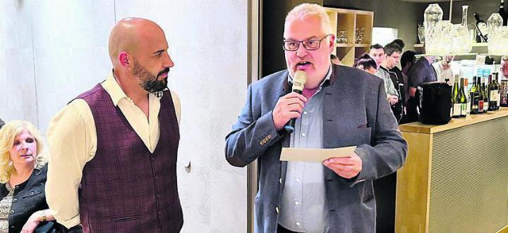Organisator Marcel Kopp (rechts) bedankt sich bei Weinfachmann Juan Carlos Santos. Bild: zg