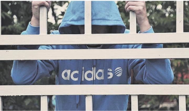 Die Grossräte listen in ihrem Vorstoss drei besonders störende Fälle auf, wo es trotz klaren Urteilen nicht zu einer Ausschaffung kommt. Symbolbild: pixabay