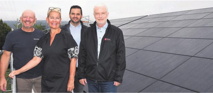Gleich vier Verantwortliche freuen sich über die neue Solaranlage auf dem Dach des Tanzstudios Movimento (v. l.): René und Alexandra Burch vom Movimento, Luca Dastoli, Geschäftsleiter der IBW Installationen AG, und Peter Lehmann, Vorsitzender der Geschäftsleitung der ibw. Bild: Daniel Marti