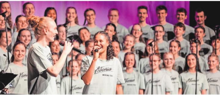 Der Adonia-Teens-Chor ist mit dem Musical «Rehab» im Casino zu Gast. Bild: zg