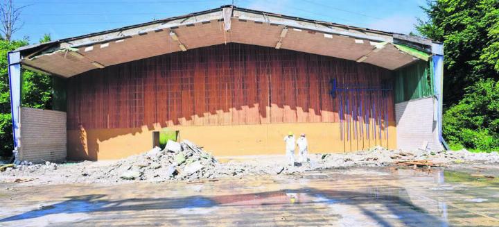 Der Baggerzahn wirft seinen Schatten: Der Rückbau erfolgt unter Asbestbedingungen. Bild: Hans Rechsteiner
