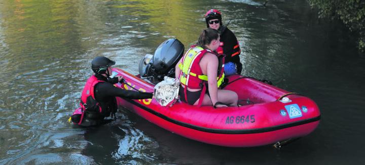 Eine der vier Personen wurde sicher von der SLRG Sektion Baden-Brugg mit einem motorisierten Schlauchboot gerettet. Bild: zg