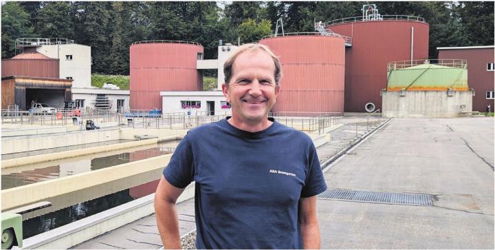 Klärmeister Patrick Jaehn reinigt am Bremgarter Stadtrand gemeinsam mit seinen beiden Mitarbeitern täglich bis zu 12 Millionen Liter Abwasser. Bild: Marco Huwyler