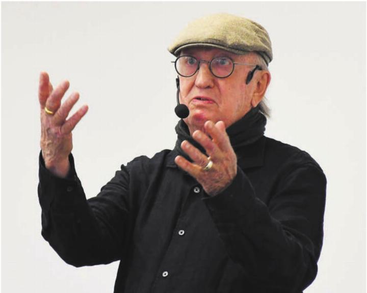 Jan-Uwe Rogge hielt mit viel Humor den Eltern den Spiegel vor: Und erntete damit ganz viel Zustimmung. Bild: Daniel Marti