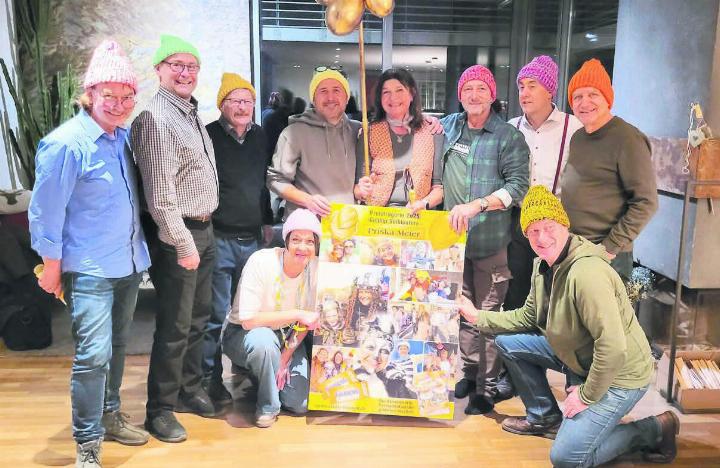 Die «Söiblootere»- Academy formiert sich mit ihrem neusten Mitglied zum obligaten Gruppenfoto. Stehend von links: Balz Saxer, Lieni Niederer, Pius Wey, Peter Thurnherr, Priska Meier, Remo Stettler, Remo Eppisser und Martin Joller. Kniend Sandra Joho und Hans Melliger. Bilder: Chregi Hansen