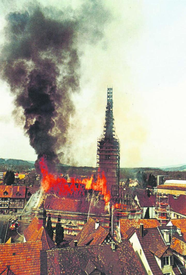 Heute vor genau 40 Jahren: Innert zehn Minuten brannte am 28. März 1984 die Stadtpfarrkirche von 1249 explosionsartig auf ganzer Länge. Die Flammen schossen 30 Meter hoch über das Kirchendach hinaus. Der Brand begann rechts im Dach des Chors, bald brannte ganz hinten, im Bild links, in der schwarzen Rauchwolke die Orgel. Bild: E. Galliker (†), heutige Rechte bei André Stutz, Bremgarten