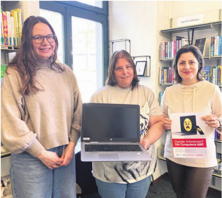 Computeria – unkompliziert gegen digitale Hürden (v. l.): Melanie Müller, Leiterin der Gemeindebibliothek Wohlen, Irene Nüesch, freiwillige Unterstützerin, und Hengameh Matin, Koordinatorin Computeria Wohlen (KRSD/Caritas). Bild: zg