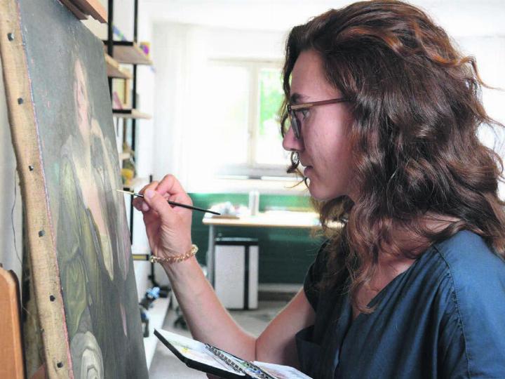 Höchste Konzentration ist gefragt, wenn es um das Ausbessern von kleinen Schäden geht. «Manchmal bin ich völlig in meine Arbeit versunken», erklärt Isabelle Rippmann. Bild: Chregi Hansen