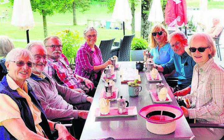 Die Wanderteilnehmer und -teilnehmerinnen genossen zum Abschluss einen «Affogato al caffè». Bild: zg Die Wanderteilnehmer und -teilnehmerinnen genossen zum Abschluss einen «Affogato al caffè». Bild: zg