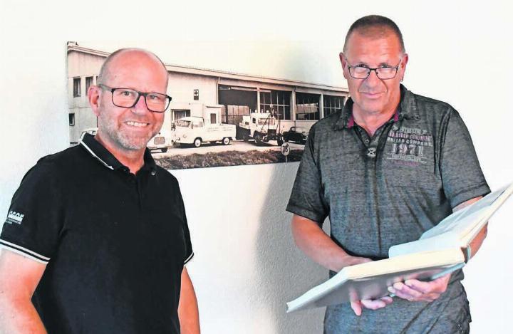 In einem Album ist alles festgehalten rund um den tragischen Tod ihres Vaters: Hansruedi Neeser (links) und Kurt Neeser vor einem Bild, das den Firmensitz zu Anfangszeiten zeigt. Bilder: dm