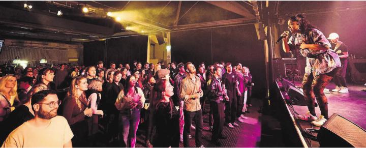 La Nefera (Jennifer Perez) und ihre Band begeistern das Publikum beim ersten Konzert im Kulturwerk Bleichi. Bilder: Monica Rast (3) / Henry Schulz (2)