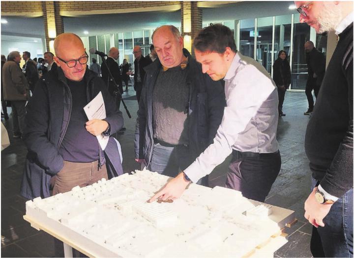 So soll die Kanti dereinst aussehen: Anhand des ausgestellten Modells liessen sich Anwohner von den Planern und Architekten über das Bauprojekt informieren. Bild: Chregi Hansen