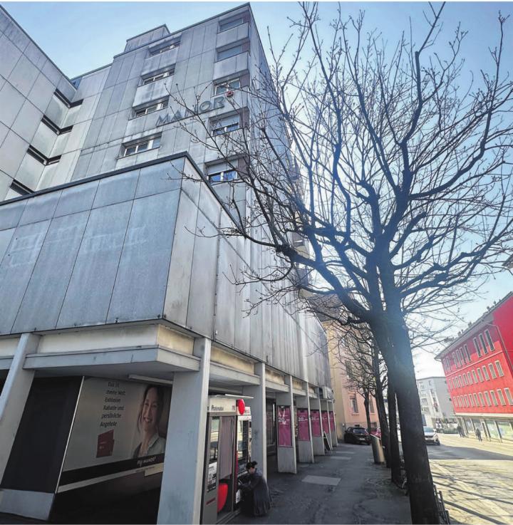 Das Manor-Gebäude an der Zentralstrasse. In rund einem Jahr schliesst die Filiale voraussichtlich. Bild: Stefan Sprenger Das Manor-Gebäude an der Zentralstrasse. In rund einem Jahr schliesst die Filiale voraussichtlich. Bild: Stefan Sprenger