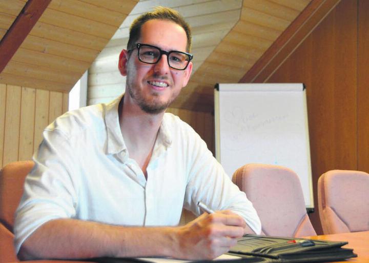 Dominique Fisch im Gemeinderatszimmer in Oberlunkhofen. Seit Mitte Mai arbeitet er im Rat mit. Bild: Annemarie Keusch