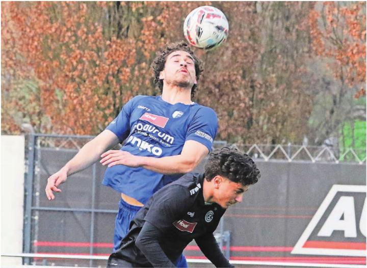 Santiago Brunner (links) gewinnt das Kopfballduell gegen seinen Gegenspieler. Wohlen hielt in der intensiven Partie lange gut mit. Am Ende rächten sich verpasste Chancen und Unachtsamkeiten in der Abwehr. Bild: Josip Lasic