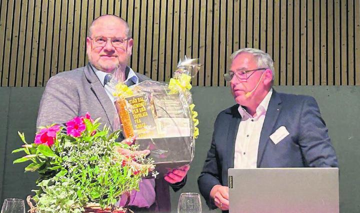Antonio Monteleone (links) arbeitet seit zehn Jahren im Vorstand mit und kündigte seinen Rücktritt an. Fürs Jubiläum gabs ein Präsent von Präsident Thomas Räber.