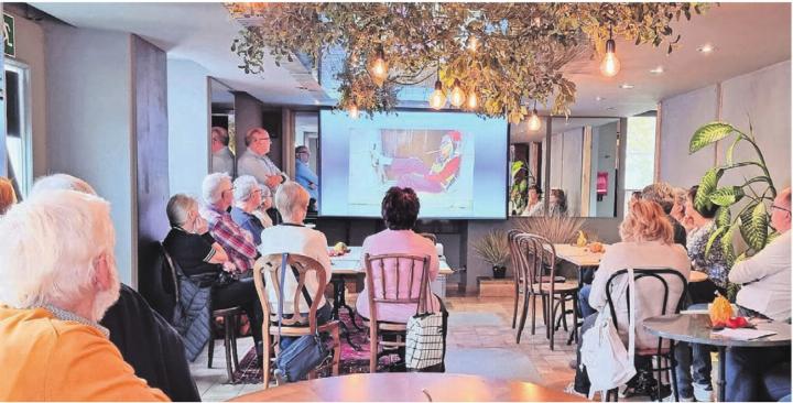 Das interessierte Publikum amüsierte sich ob dem Bild der 100-jährigen mit Zigarre. Auch so kann sich Alter zeigen, wusste Simon Feldhaus, neben Leinwand, links. Bild: vaw