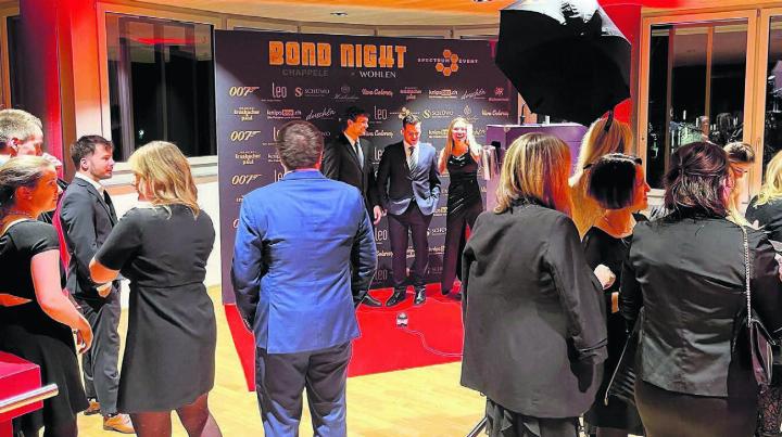 Ein bisschen Paparazzi gehört zu einer Bond-Night an der Fotowand dazu. Bilder: Britta Müller