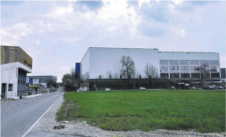 In diese grosse Halle (rechts) zieht die Digitec Galaxus AG ein. Links: die «Brings»-Entsorgungsstelle. Bild: Stefan Sprenger