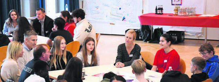 Erfahrene Politikerinnen und Politiker diskutierten mit den Jugendlichen.