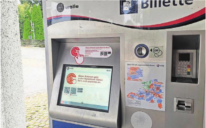Der Ticketautomat im Niederwiler Zentrum macht schon selber auf den bevorstehenden Abbau aufmerksam. Bild: chh