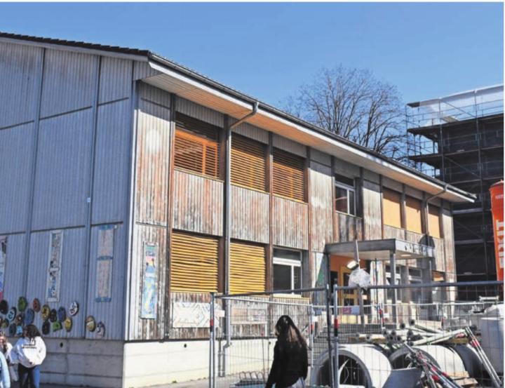 Der Zweckbau im Halde-Zentrum ist gemäss Gemeinderat an seinem Lebensende. Der Motionär will nun eine weitere Verwendung prüfen lassen. Bild: dm