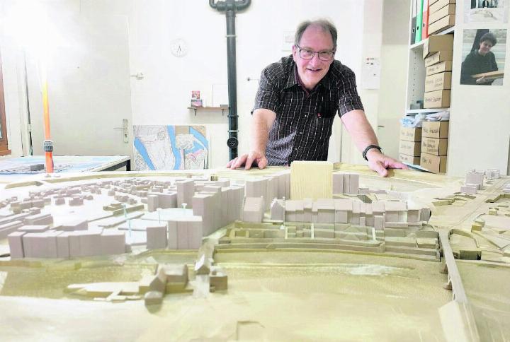 Heinz Briner brütet über seinem Stadtmodell. Jeden Tag ist er hier stundenlang beschäftigt. Und dies wird auch noch eine Weile so bleiben. Bild: Marco Huwyler