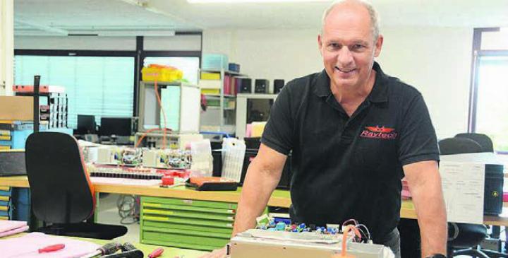 Rolf Brunold in den Firmenräumen seines Unternehmens in Bremgarten. Von hier aus beliefert Raytech fast die ganze Welt mit ihren Messgeräten. Bild: chh