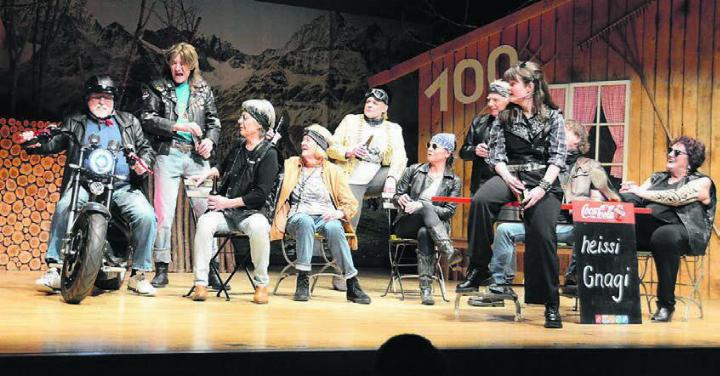 Die Theatergesellschaft schrieb extra zum Jubiläum drei kleine Stücke, in einem spielte sie eine Rockerbande.
