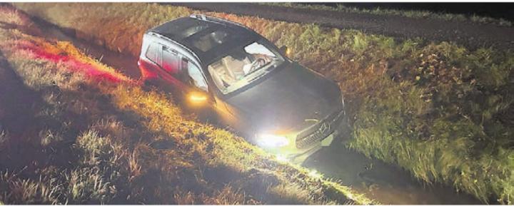 Das Fahrzeug kam erst im Bach zum Stillstand. Bild: pz