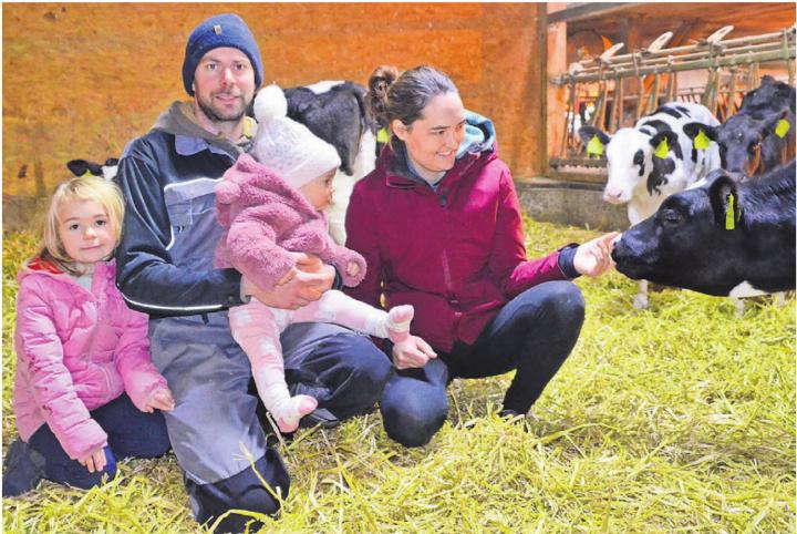 Lukas Villiger, Präsident der Holsteinzüchter Oberfreiamt, mit Ehefrau Mathilde und den Töchtern Anaïs (links) und Nolwen.