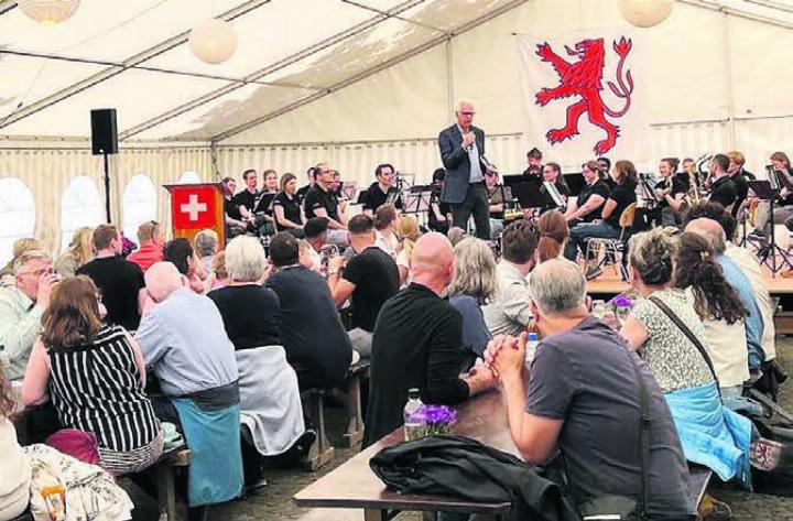 Risotto, Stadtmusik und Ammann-Ansprache gabs zur Ankunft im Städtli. Bild: zg