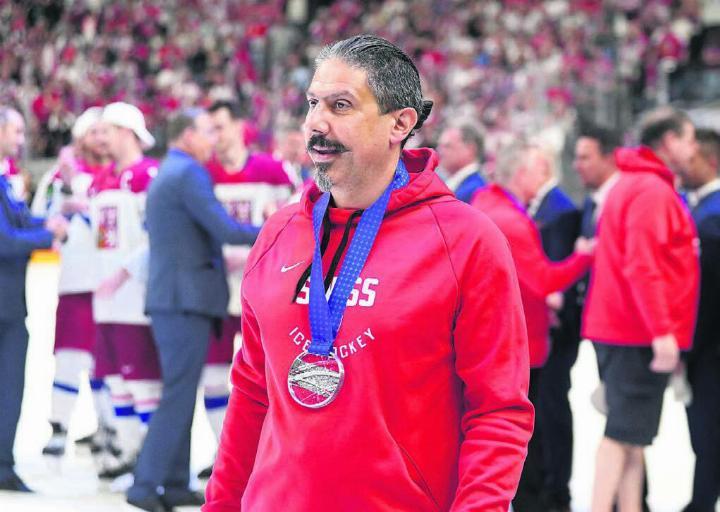 Fabio Rampa mit der Silbermedaille nach dem verlorenen WM-Final 2024 gegen Tschechien. «Wir Staffmitglieder spüren im Team, dass wir einen Beitrag zum grossen Ganzen leisten.» Bild: SIHF