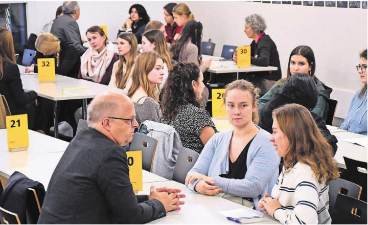 An 31 Tischen konnte ganz viel Wissenswertes über einzelne Berufsfelder erfahren werden. Bild: Daniel Marti