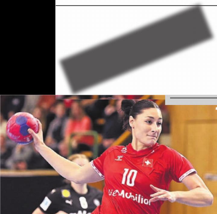 DAPHNE GAUTSCHI (25)
MURI / RÂMNICU VÂLCEA
HANDBALL
Daphne Gautschi wagt den Sprung in eine europäische Top-Liga. Im Sommer wechselt die Rückraumspielerin zu Râmnicu Vâlcea nach Rumänien. Mit dem Schweizer Nationalteam feiert Gautschi erneut historische Erfolge. Einerseits die Qualifikation für die Europameisterschaft 2026, andererseits die erste Teilnahme an einer Weltmeisterschaft. Die Murianerin ist in der Nati eine der grössten Leistungsträgerinnen.