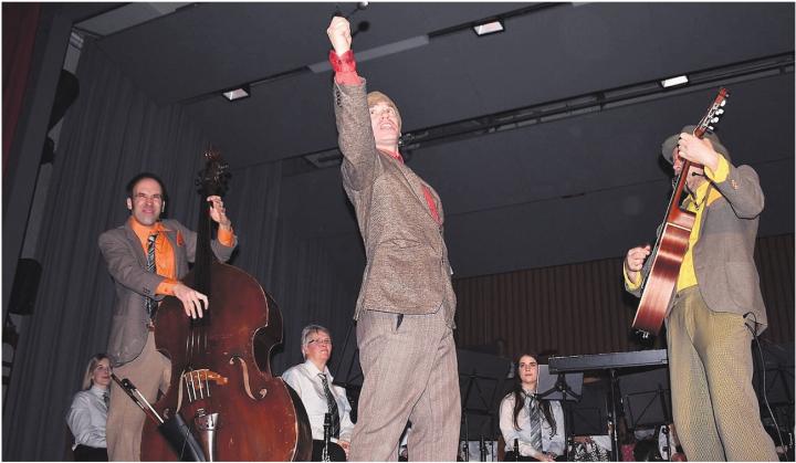 Das Trio Mattermania mit (von links) Simon Zürrer, Ivo Roesch und Gabriel Kramer interpretierte Lieder von Mani Matter.
Bild: Erika Obrist