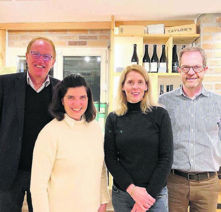 Sie setzen sich für die Gemeinschaft ein: (v. l.) Gemeindeammann Peter Spring, FDP-Bezirksparteipräsidentin Susan Diethelm, Ortspartei-Präsidentin Susanne Gygax und Grossrat Gabriel Lüthy Bild: zg
