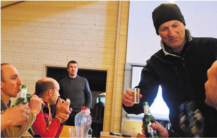 Stefan Staubli prostet seinen einstigen Berufskollegen zu. Fast 36 Jahre engagierte er sich im Auwer Wald. Bilder: Annemarie Keusch
