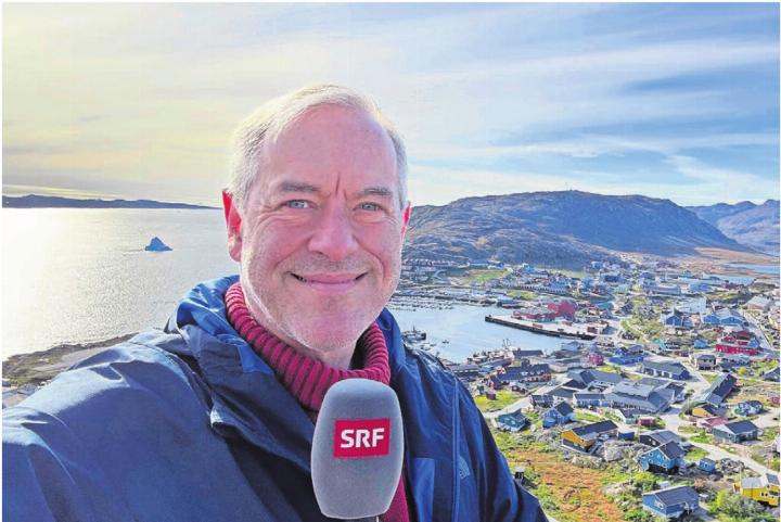 Bruno Kaufmann vor der südgrönländischen Hafenstadt Qaqortoq. Er begleitet das Geschehen auf der weltgrössten Insel seit 1994. Bild: zg