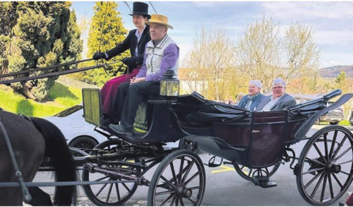 Ursula und Walter Döbeli durften den Weg von der Kirche zum Apéro in der Kutsche zurücklegen. Bild: zg