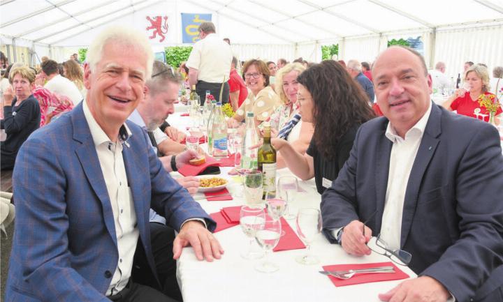 Gemeinsam zu Tisch: Landammann Markus Dieth (r.) und Bremgartens Stadtammann Raymond Tellenbach an der Jubiläumsfeier im Festzelt auf dem Schulareal in Hermetschwil-Staffeln. Bilder: Alphonse Hauser