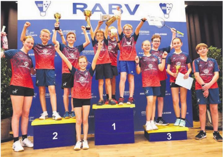 Der Badminton-Nachwuchs der Region erfreute sich an den kantonalen Meisterschaften über zahlreiche tolle Leistungen. Bilder: zg