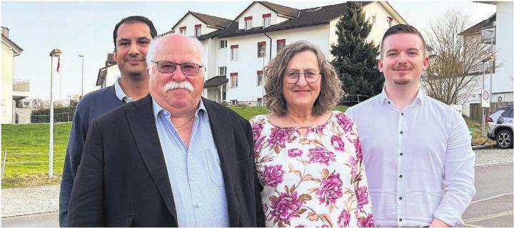 Die Mitglieder des Referendumskomitees (von links) Thomas Trüb, Lieni Füglistaller, Yvonne Jenni und Ramon Hug freuen sich über den Sieg. Bild: Sabrina Salm