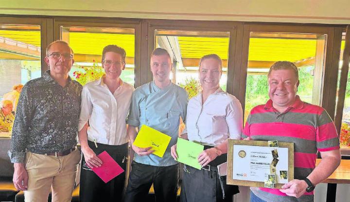 Max Wyder, Präsident Rotary Club Freiamt, gratuliert den engagierten Gastgeberinnen und Gastgebern (v. l.): Silvie Kempf, David Kurz, Doreen Helbig und Gilbert Mohler zur höchsten Auszeichnung von Rotary International. Bild: zg