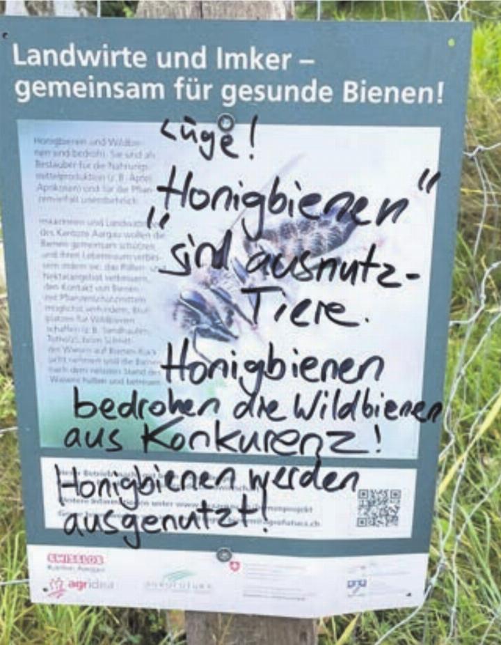 Die verschmierte Infotafel, die in Fischbach-Göslikon steht. Bilder: zg